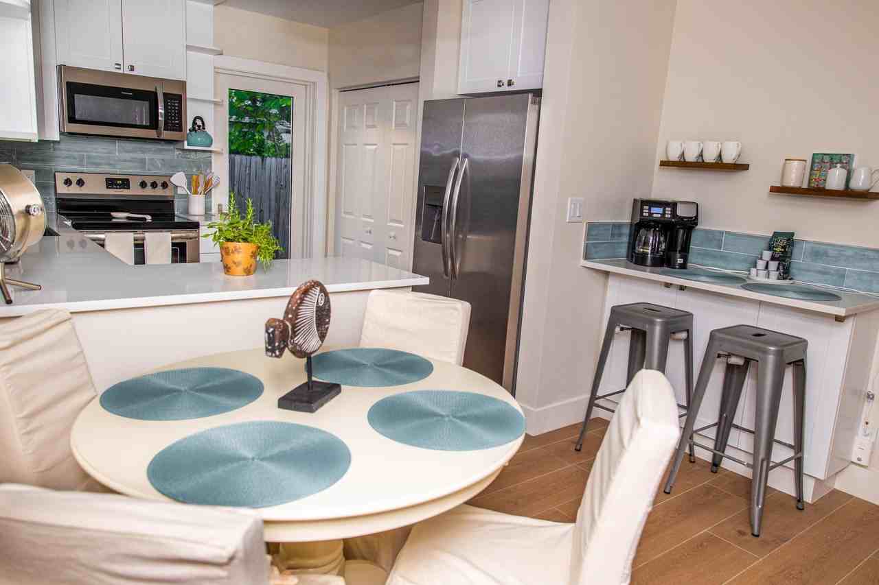 1433 Ne 23rd St - Photo 6 of 17