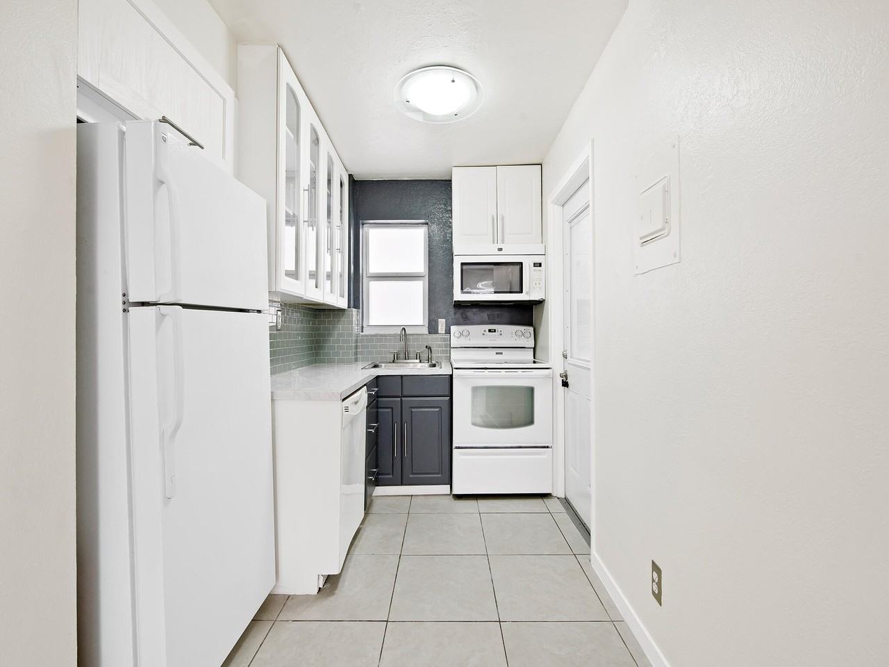 2238 Monroe St #306 - Photo 4 of 12