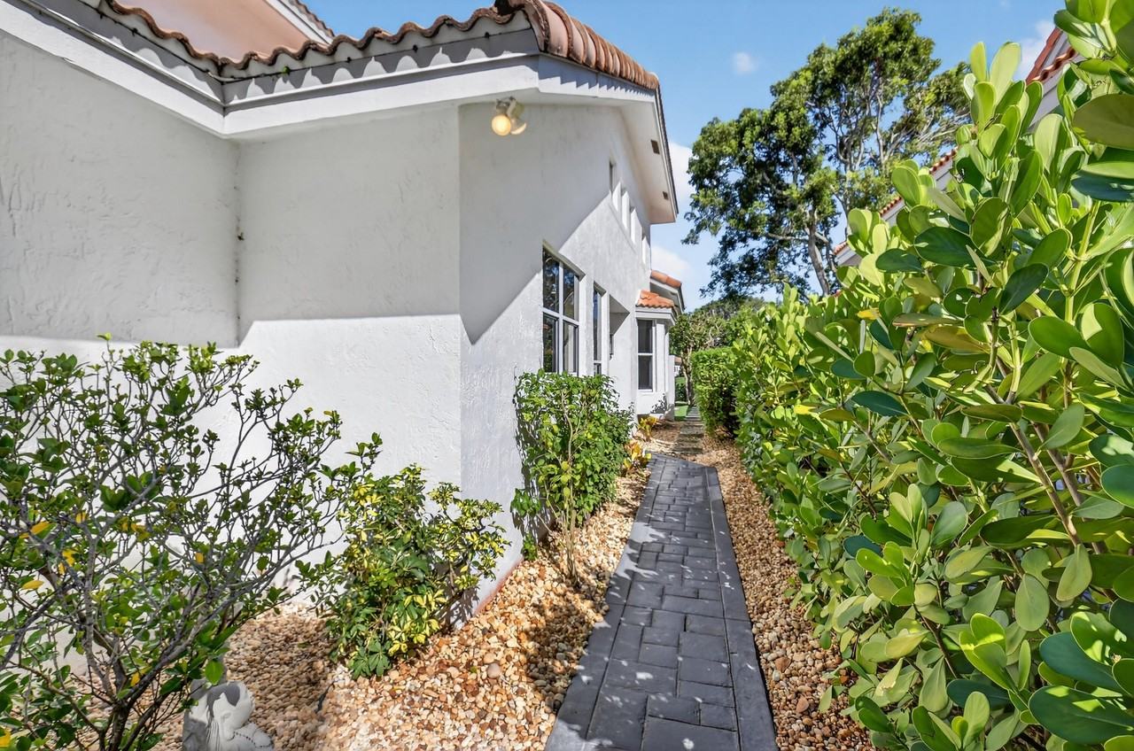 2237 Nw 53rd St - Photo 4 of 50