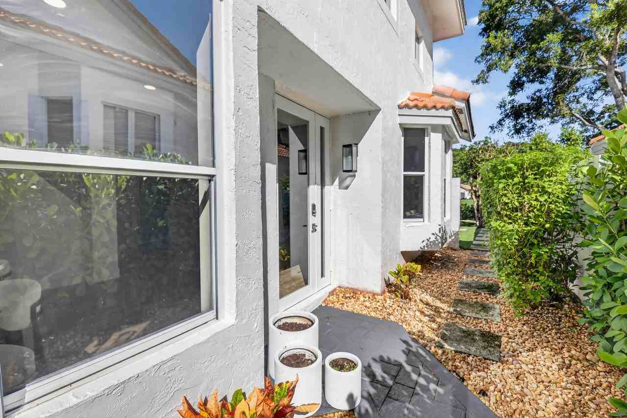 2237 Nw 53rd St - Photo 5 of 50