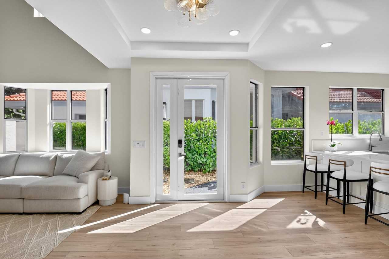 2237 Nw 53rd St - Photo 6 of 50