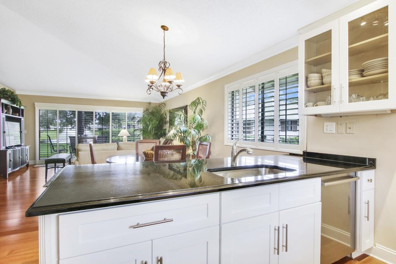 915 Club Dr - Photo 2 of 17