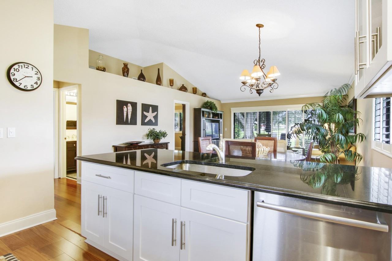 915 Club Dr - Photo 3 of 17