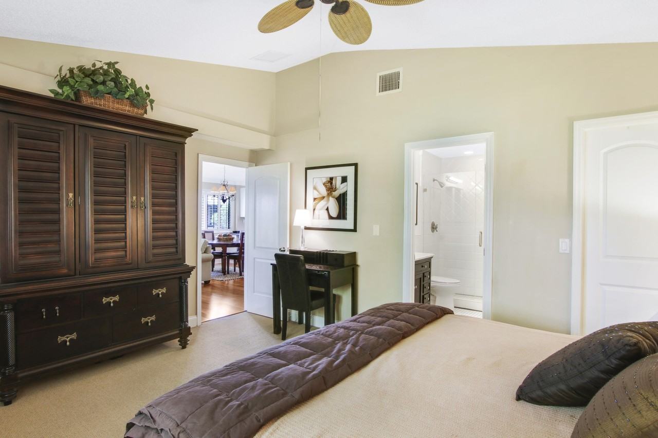 915 Club Dr - Photo 5 of 17