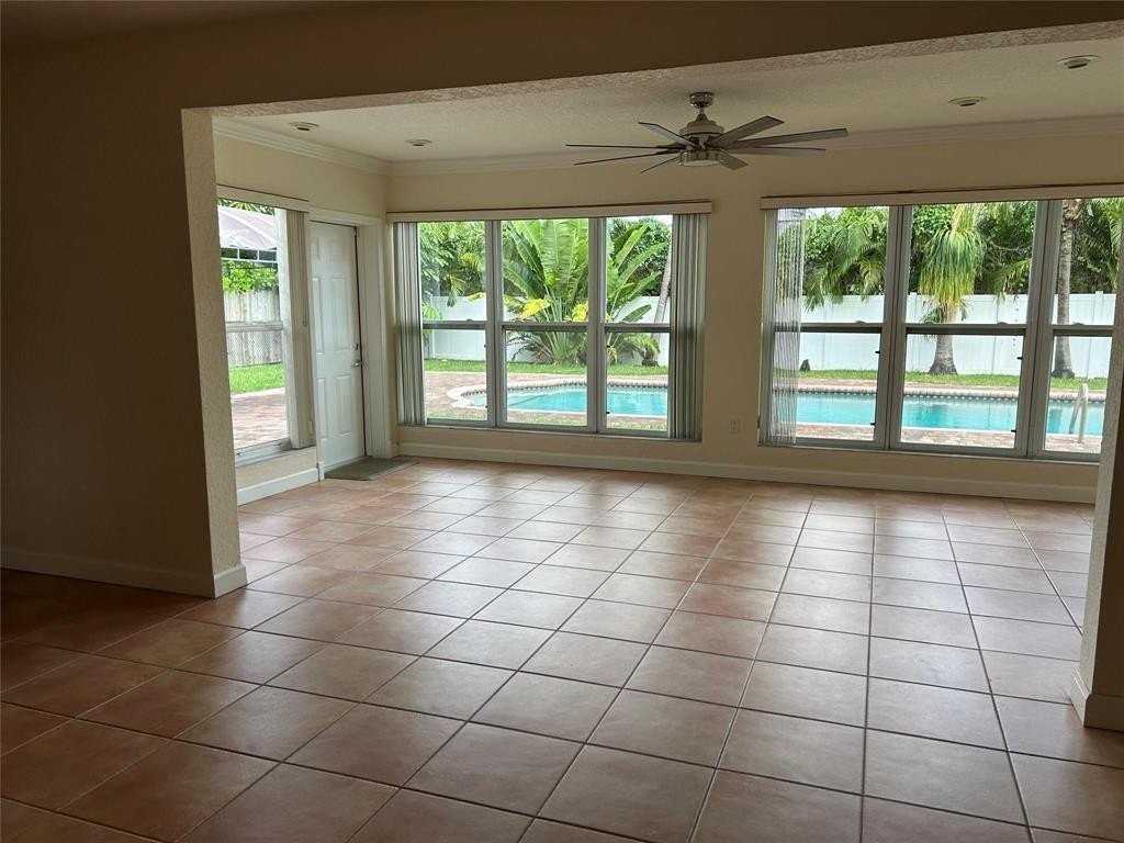 1811 Ne 43rd St - Photo 4 of 14