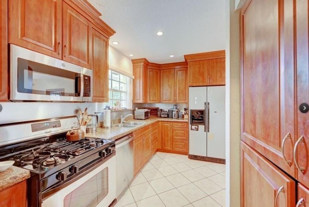 1811 Ne 43rd St - Photo 6 of 14