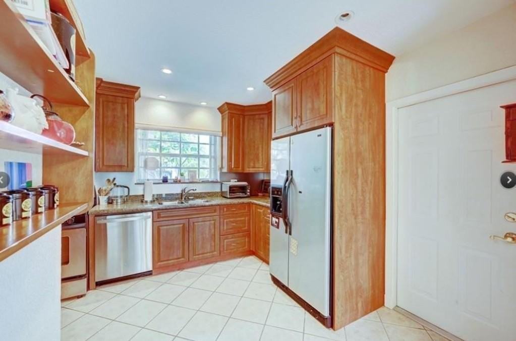 1811 Ne 43rd St - Photo 7 of 14