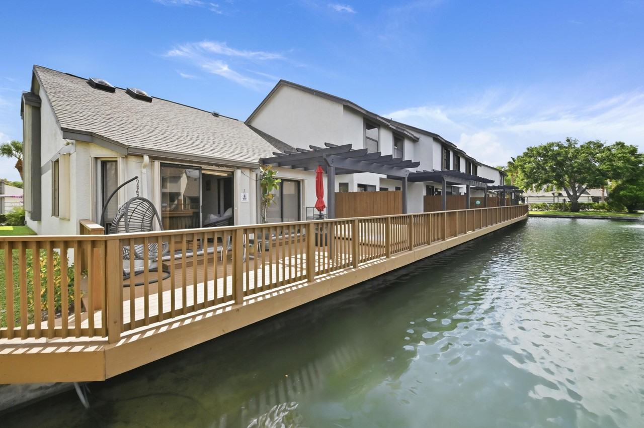 1012 Landings Blvd - Photo 2 of 21