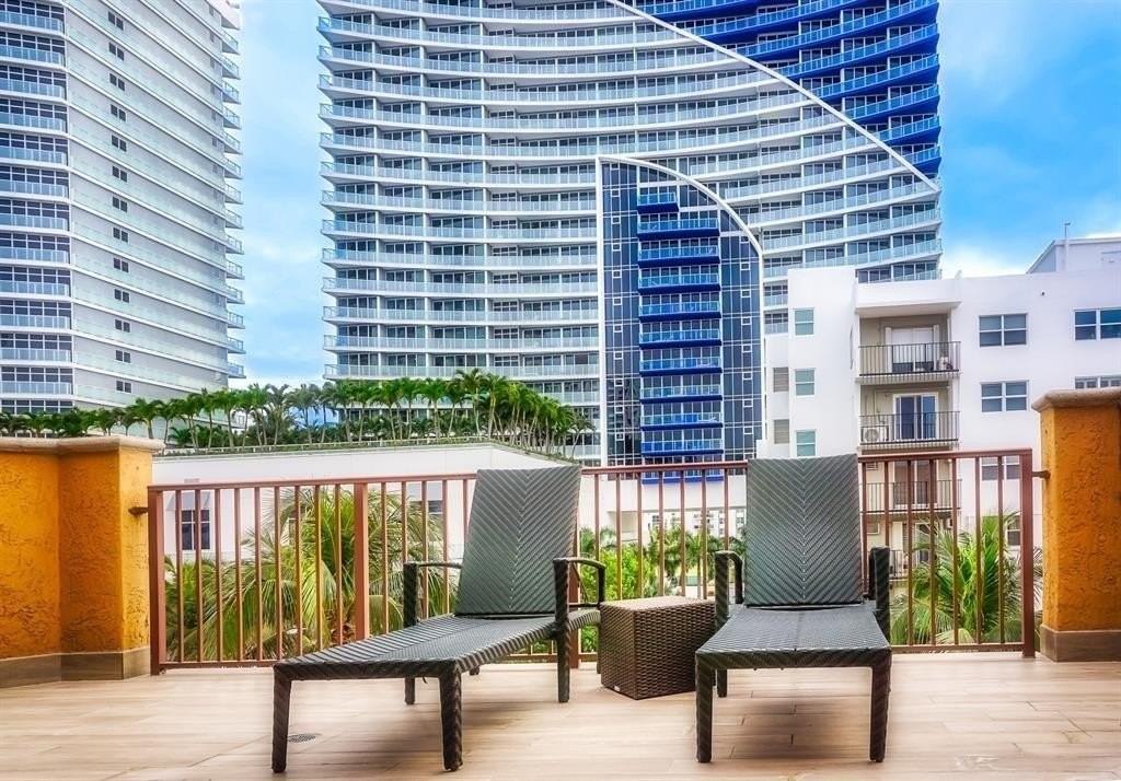 3035 Riomar St - Photo 3 of 27