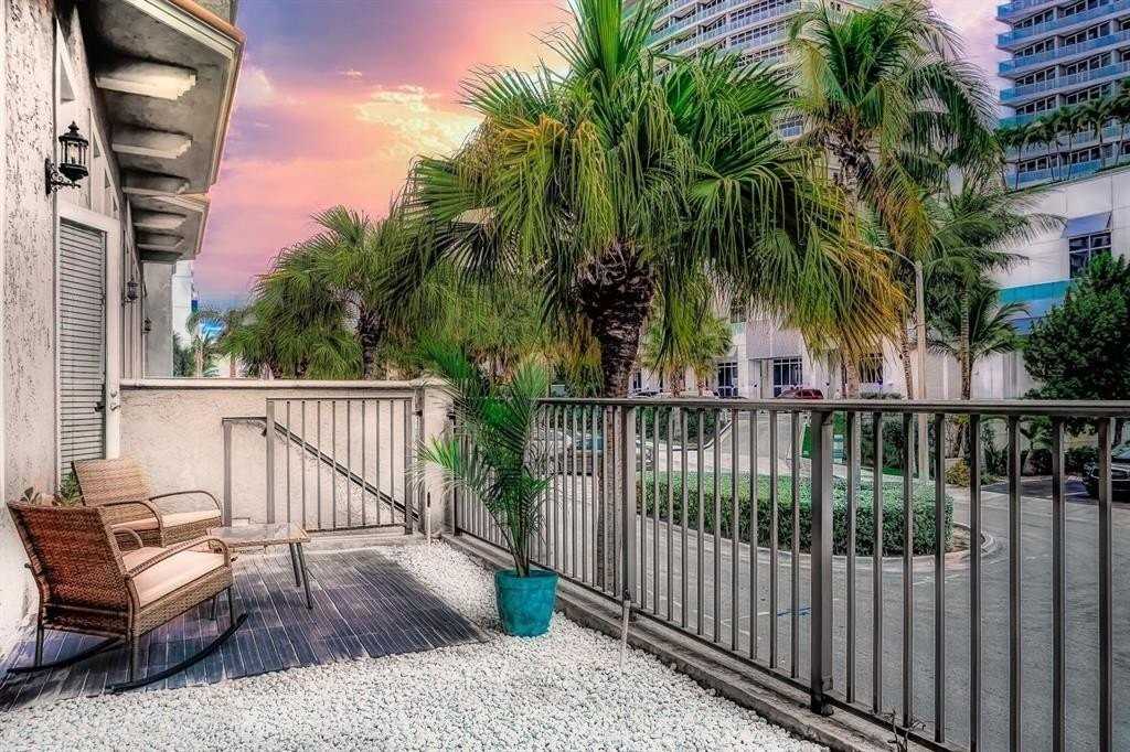 3035 Riomar St - Photo 4 of 27