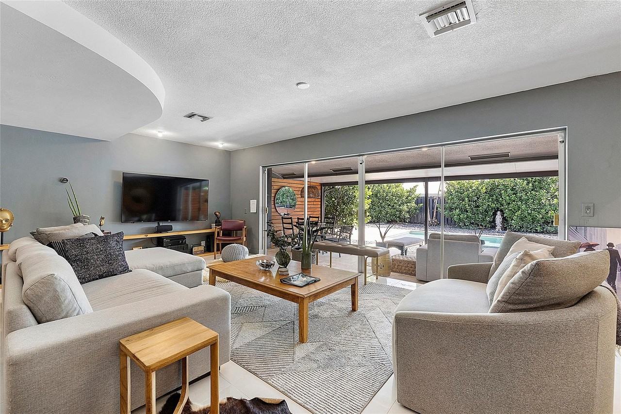 5260 Ne 17th Ter - Photo 6 of 16