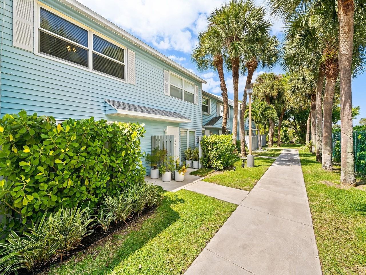 1989 Ne 15th Ave #1989 - Photo 5 of 25