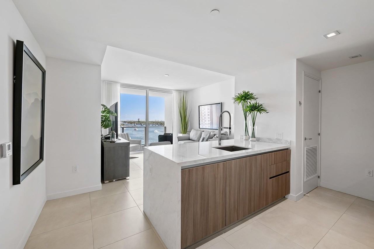 401 N Birch Rd #1003 - Photo 3 of 26