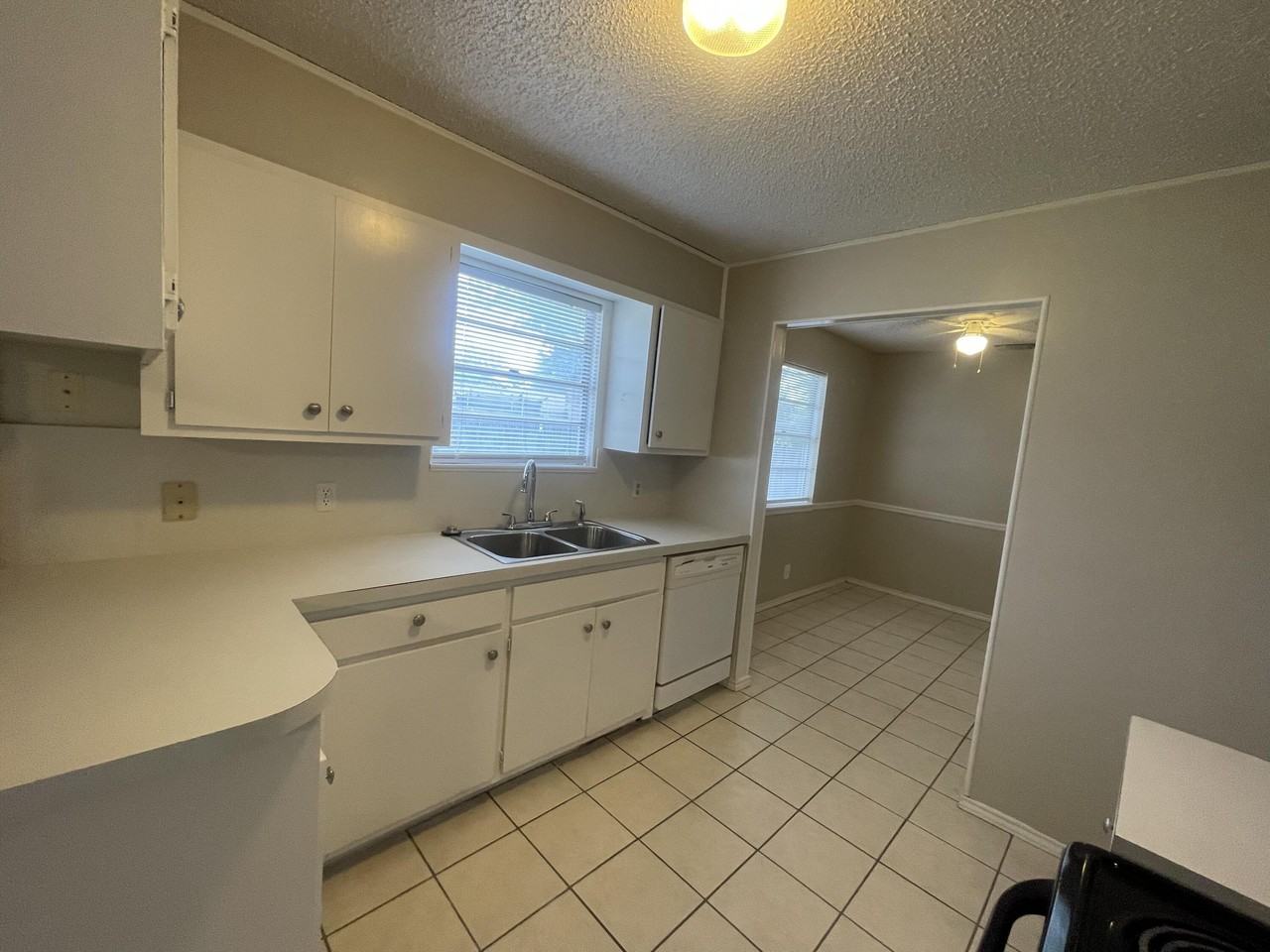 3618 Honeysuckle Ln - Photo 4 of 17