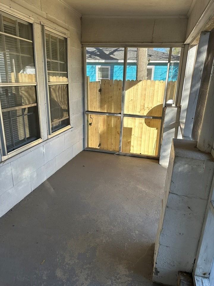 27 Webb Ave - Photo 3 of 15