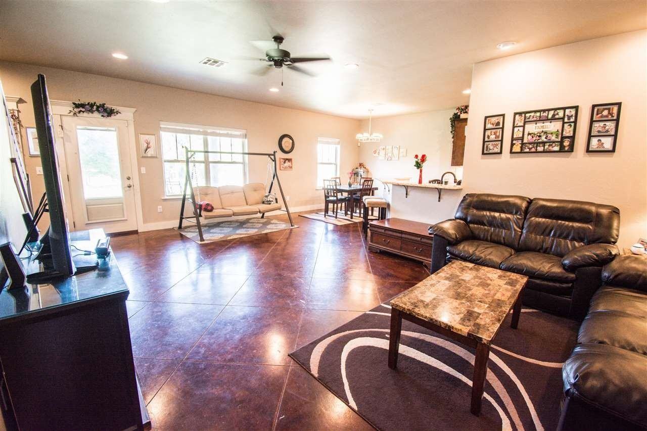 1114 E Connell Ave - Photo 7 of 35