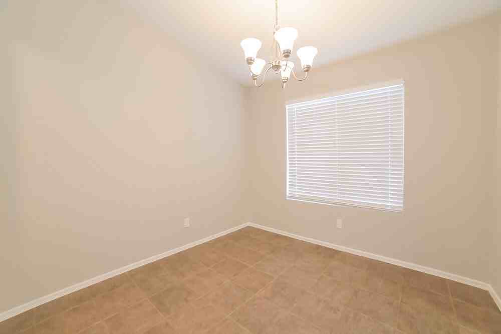 12557 W Mandalay Ln - Photo 5 of 16