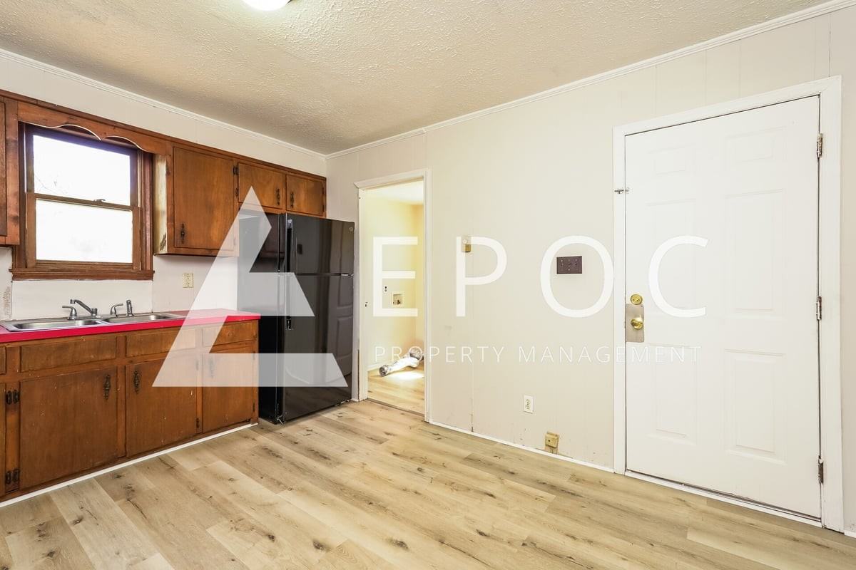 2427 Newark St - Photo 3 of 15