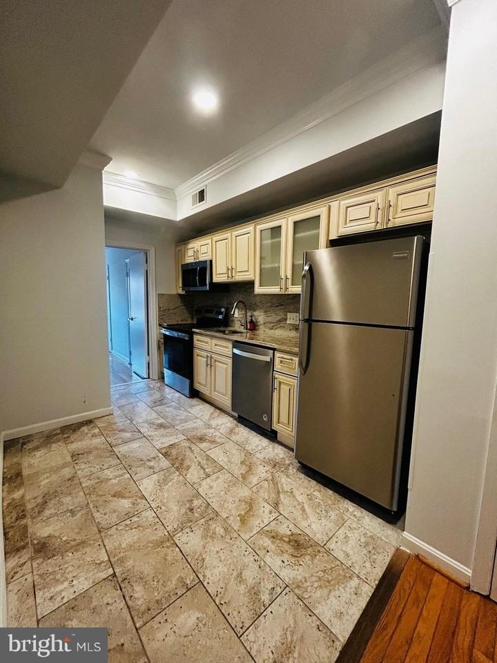 225 10th St Ne #1 - Photo 5 of 14