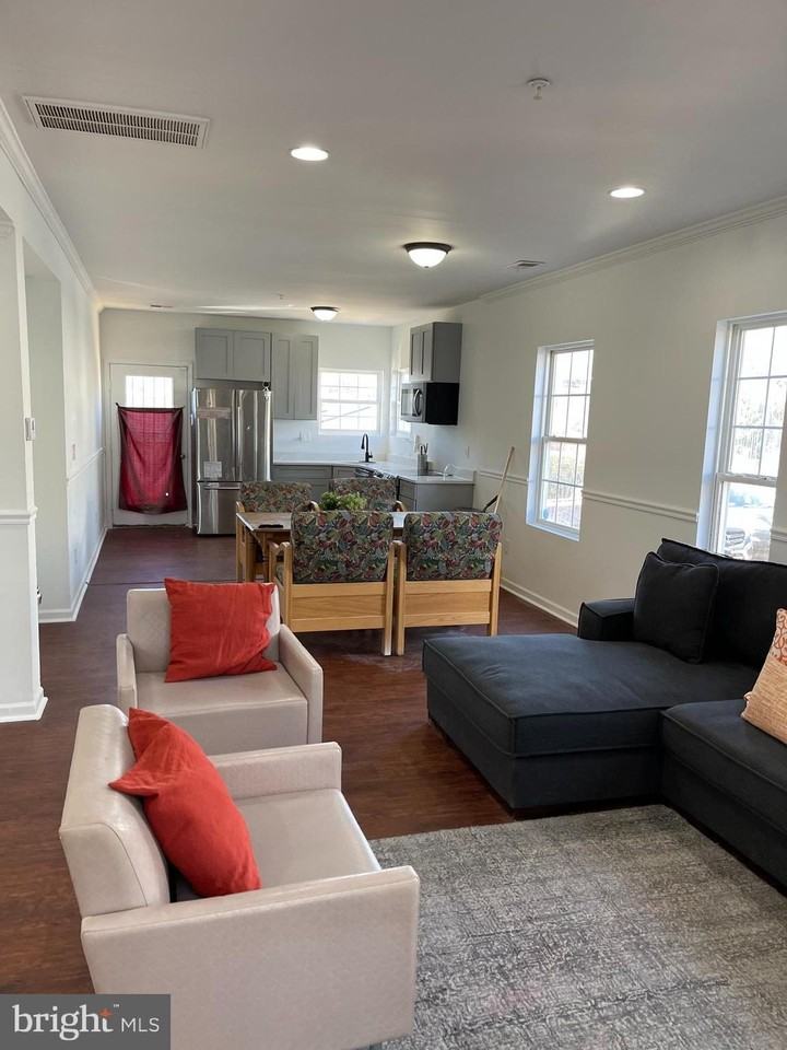 824 48th Pl Ne - Photo 3 of 5