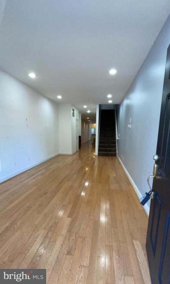 111 E Cross St - Photo 4 of 36