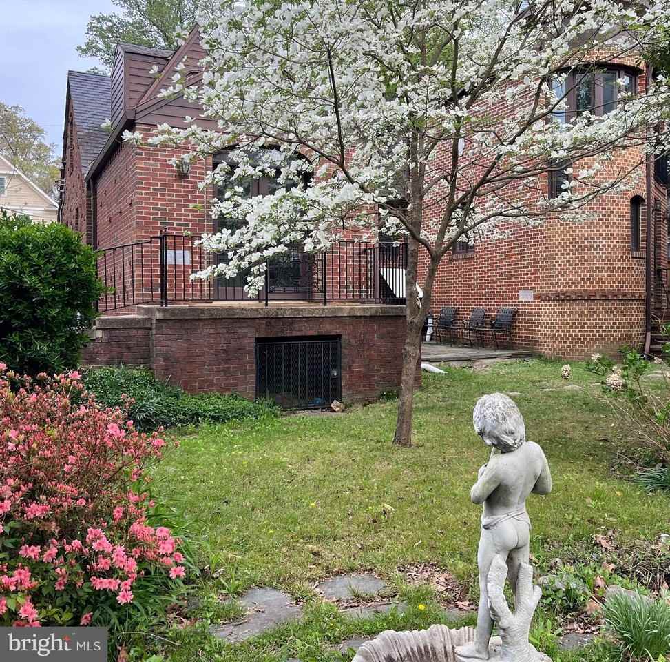 8904 Grant St - Photo 4 of 36