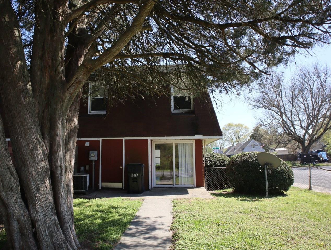 1007 Kent Ave - Photo 2 of 30