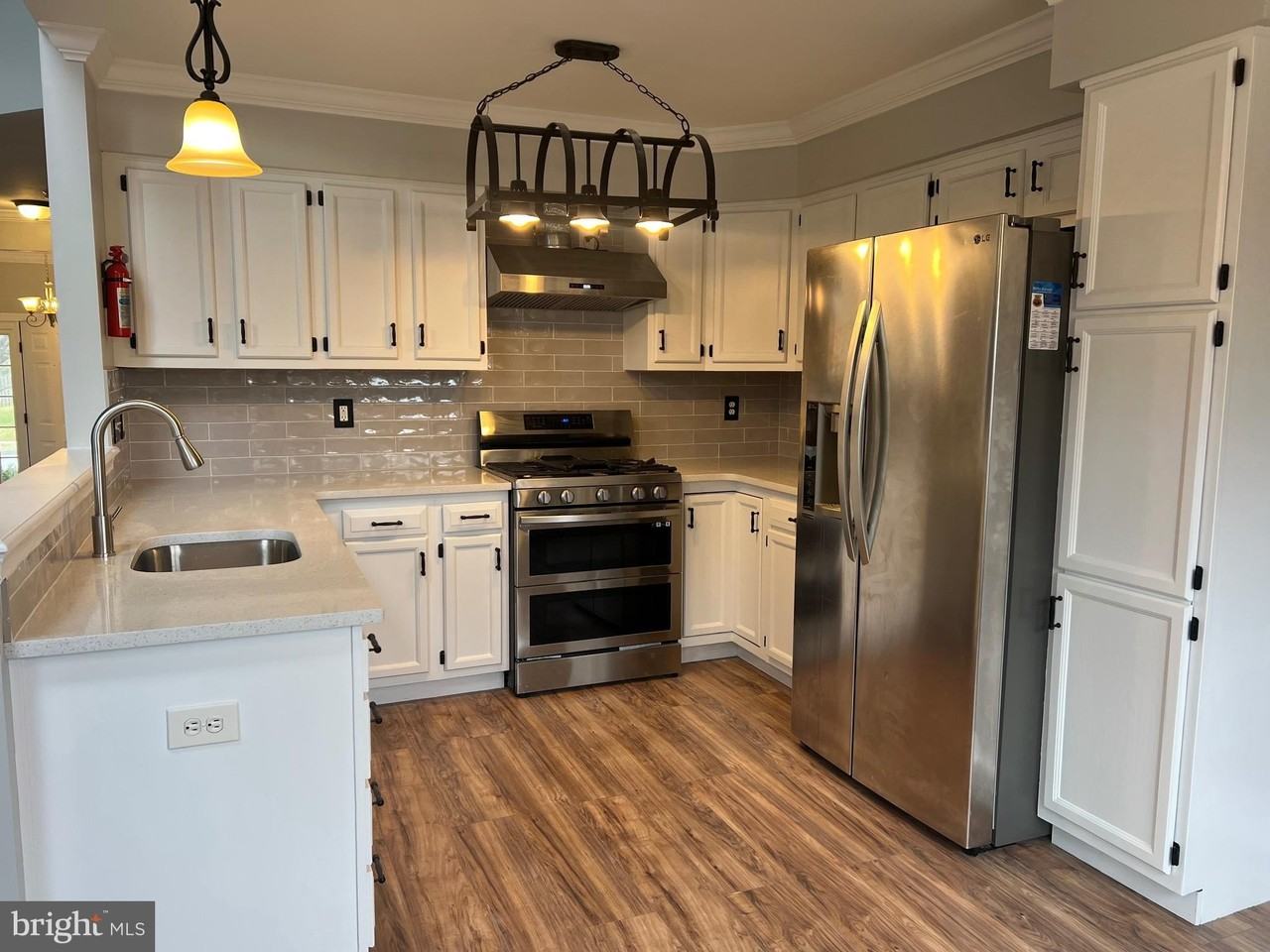 122 Wilson Ln - Photo 3 of 27