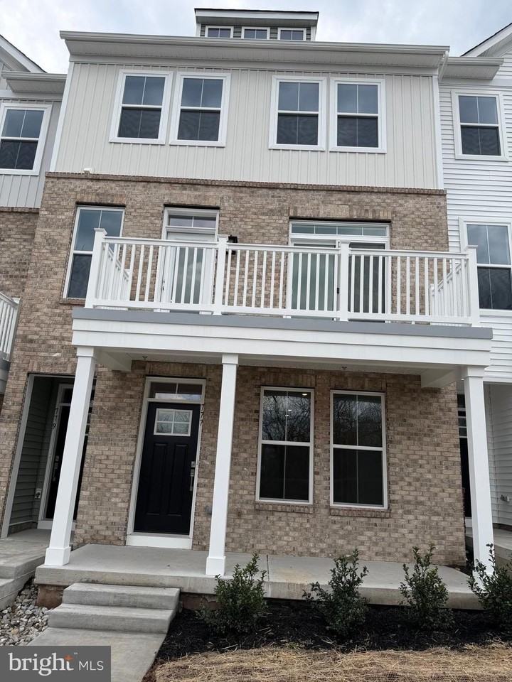 777 Platinum Dr - Photo 2 of 39