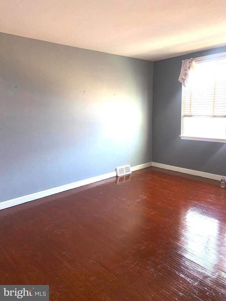 4613 Hartel Ave - Photo 3 of 17