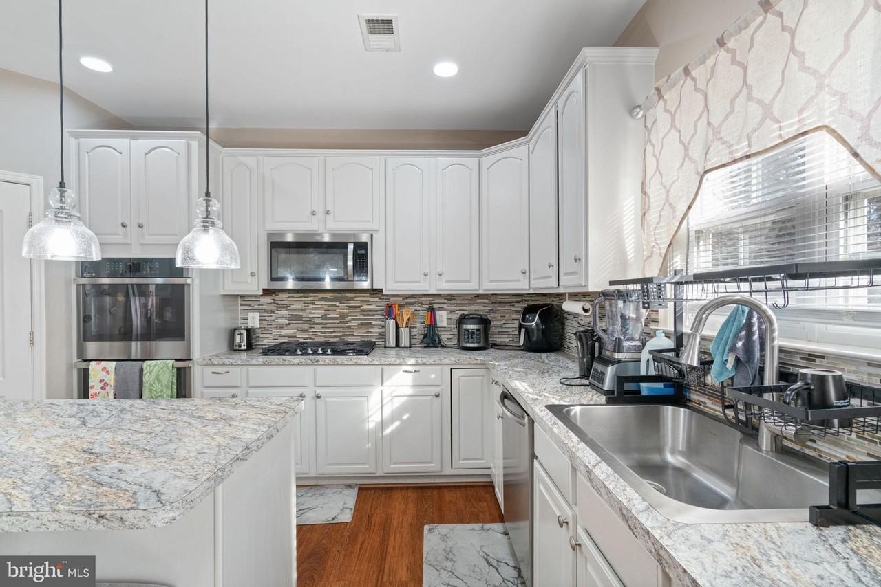 523 Windermere Dr - Photo 4 of 37