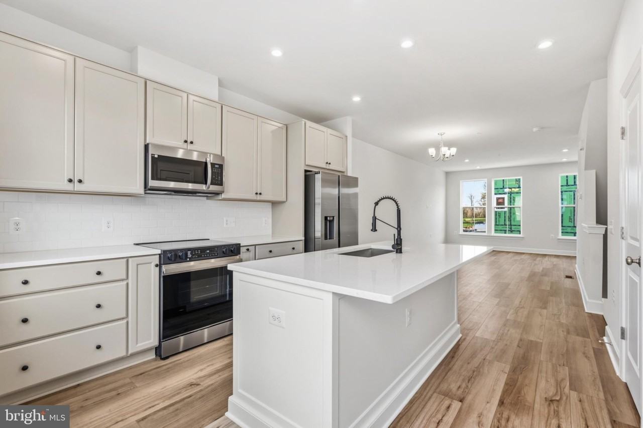 602 Watermans Dr - Photo 2 of 33