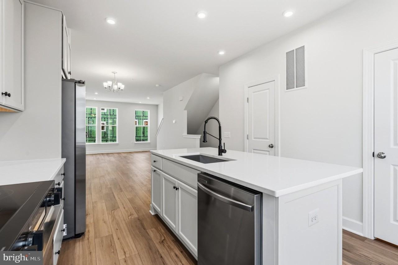 602 Watermans Dr - Photo 3 of 33