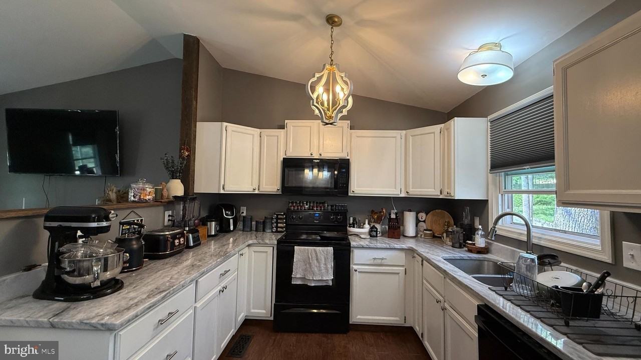 11 Hickory Ln - Photo 3 of 14