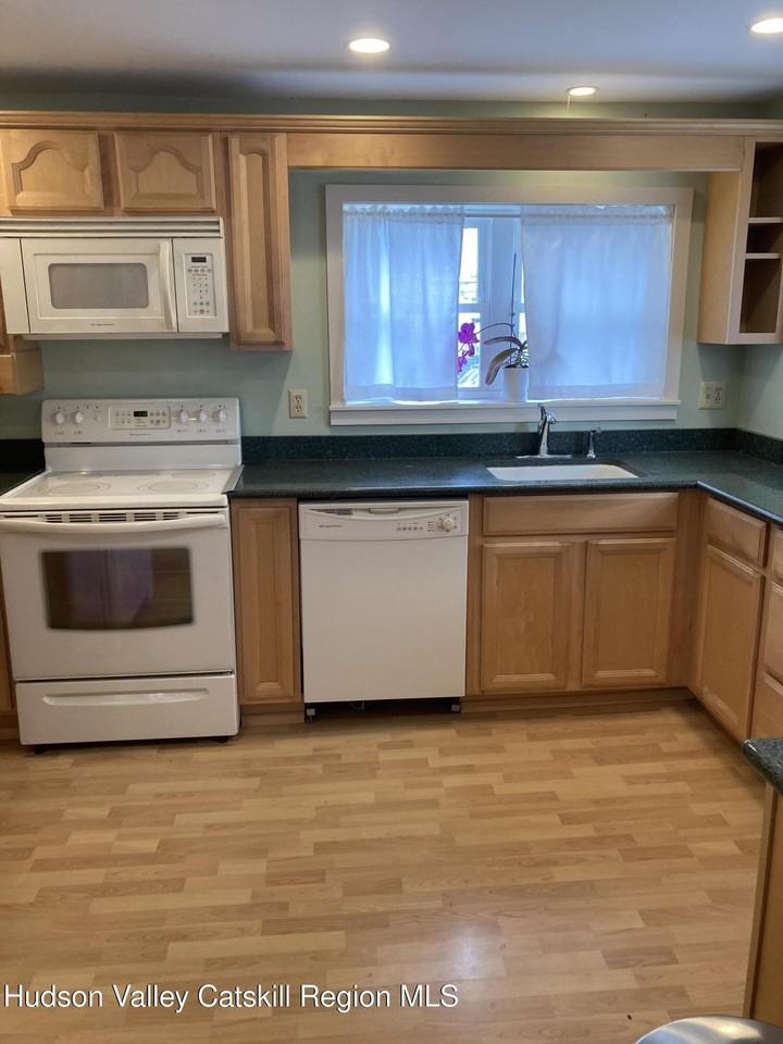 42 Russell St - Photo 3 of 7