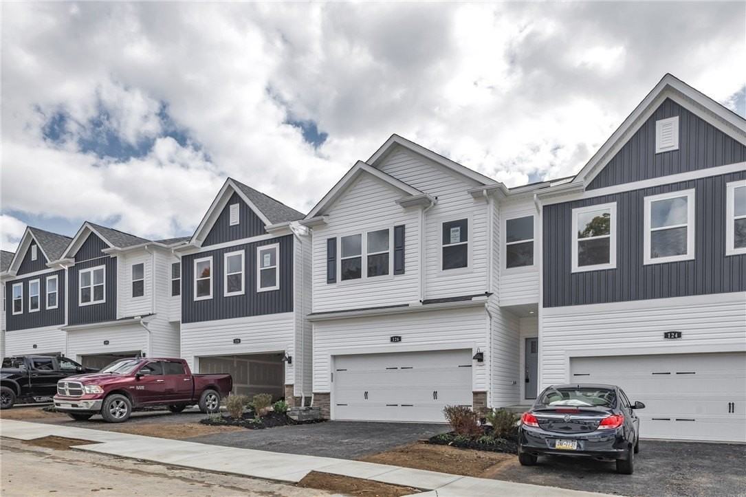 126 Scotland Ln - Photo 2 of 43