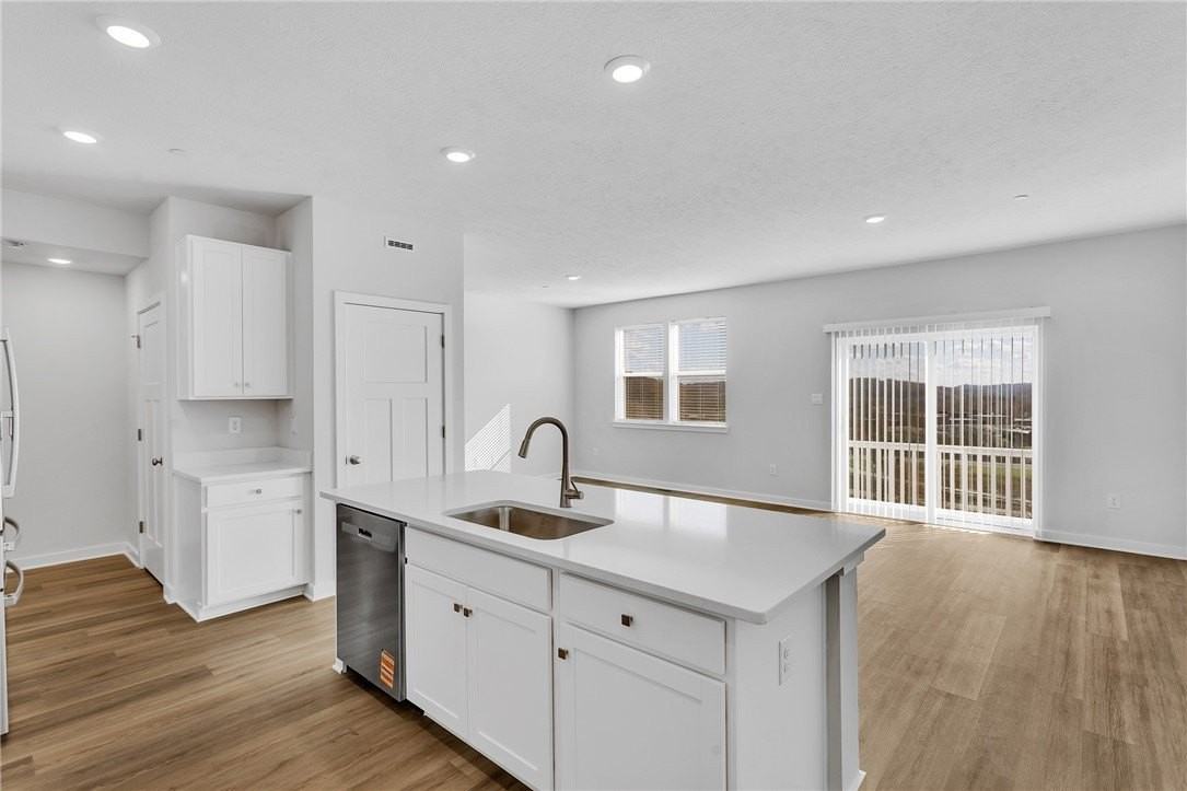 126 Scotland Ln - Photo 6 of 43