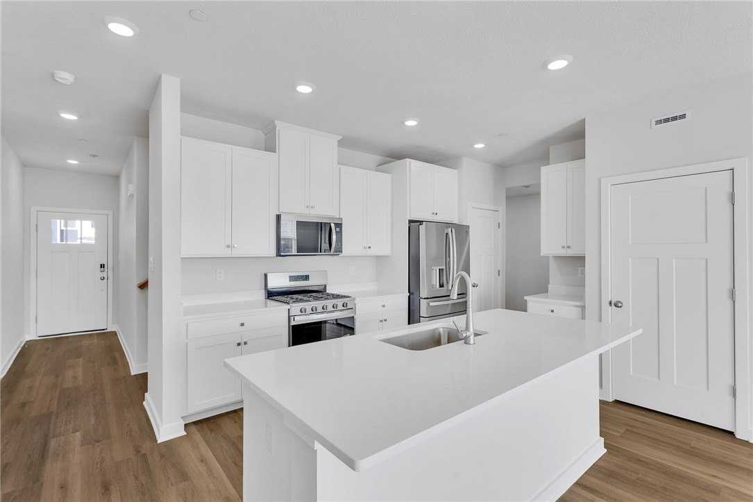 126 Scotland Ln - Photo 7 of 43