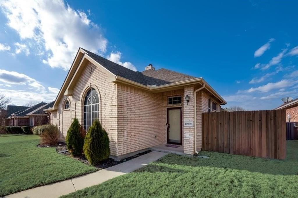 10060 Cambridge Dr - Photo 2 of 19