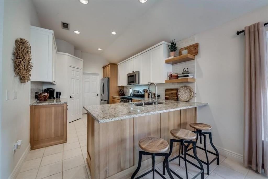 10060 Cambridge Dr - Photo 7 of 19