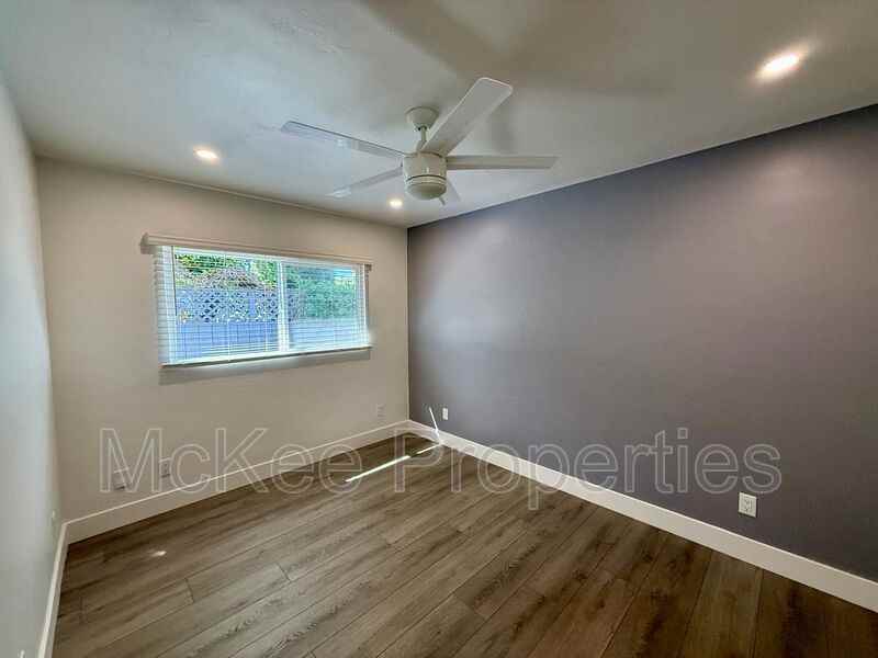 1658 Cable St - Photo 4 of 7