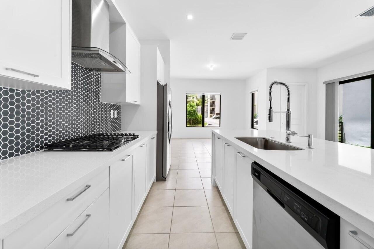 8173 Nw 42nd St - Photo 4 of 43