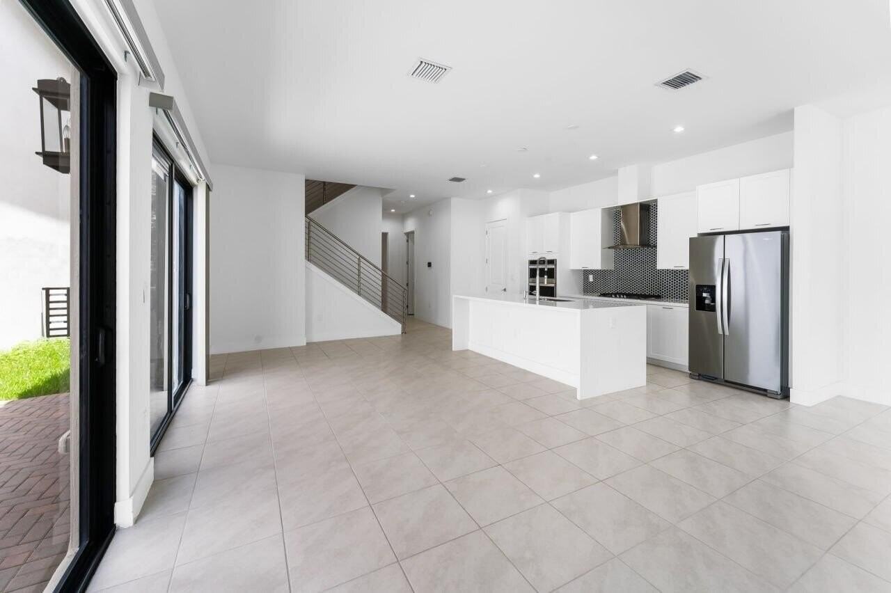 8173 Nw 42nd St - Photo 6 of 43