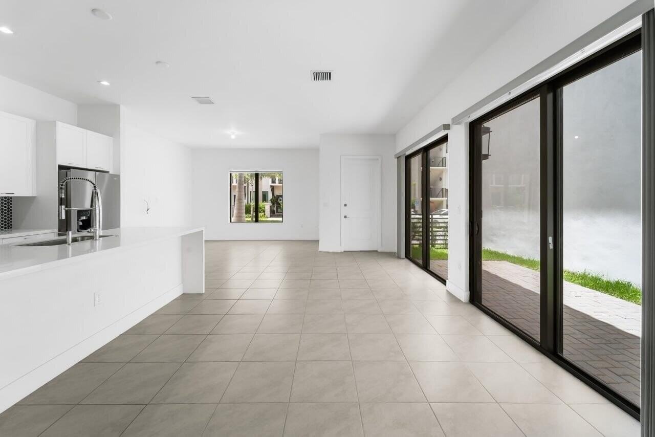 8173 Nw 42nd St - Photo 7 of 43