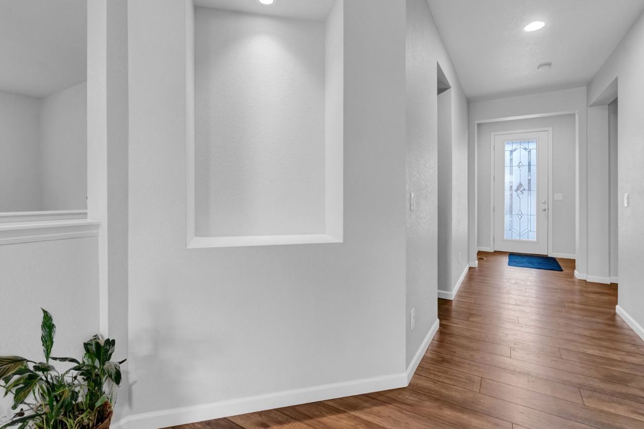 1086 Mcmurdo Cir - Photo 3 of 25