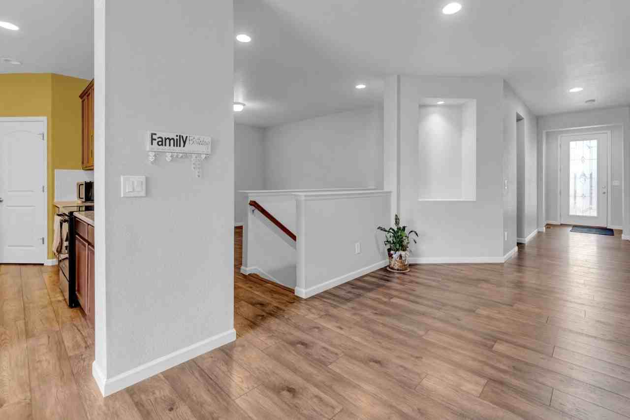 1086 Mcmurdo Cir - Photo 4 of 25