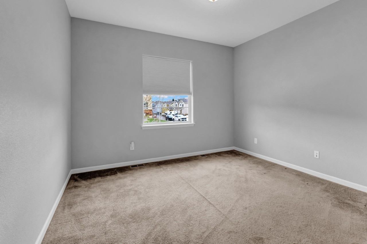 1086 Mcmurdo Cir - Photo 5 of 25