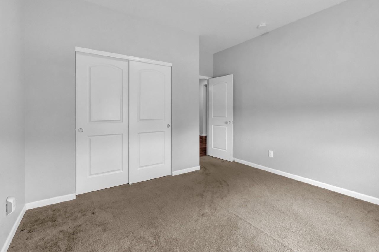 1086 Mcmurdo Cir - Photo 6 of 25