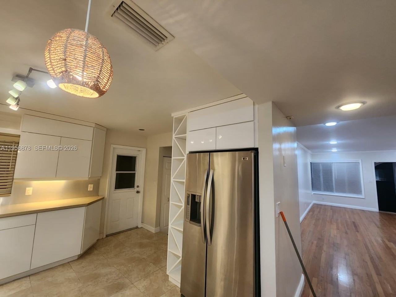 9208 Byron Ave - Photo 4 of 18