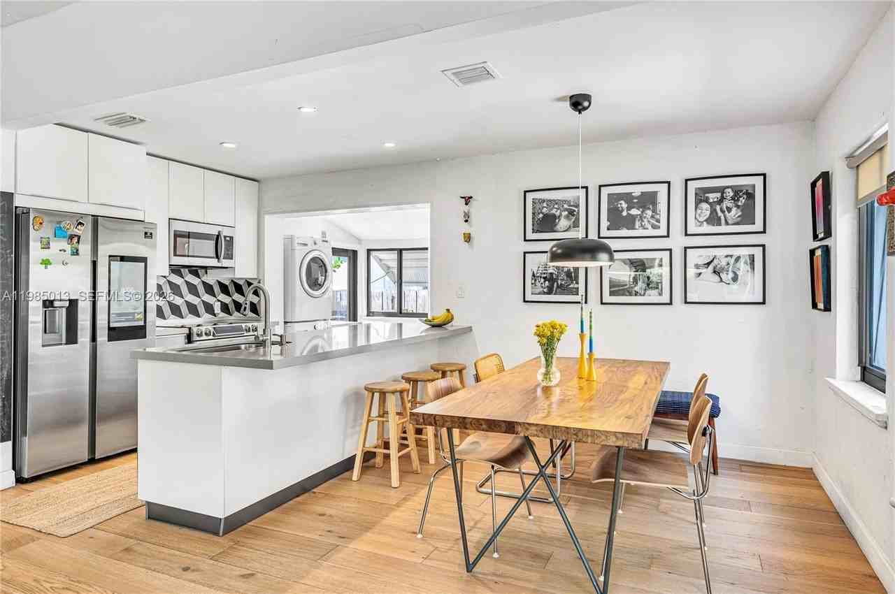 1240 Sw 21st St - Photo 7 of 35